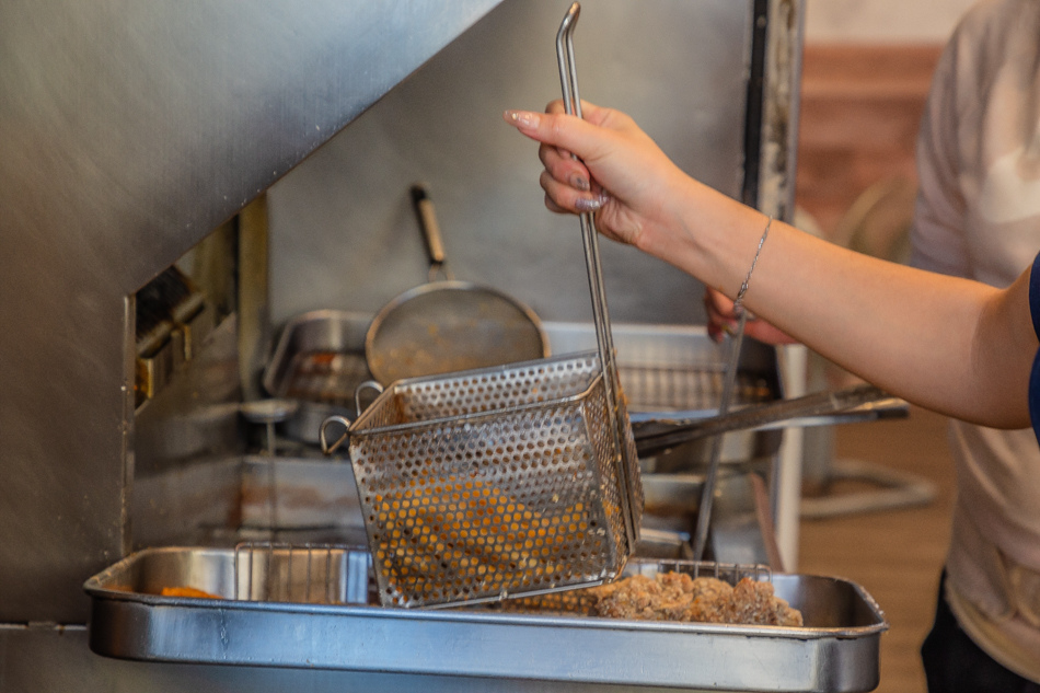 高雄楠梓在地人氣王騰之雞排,爆漿起司雞排 $100,經典台式風味