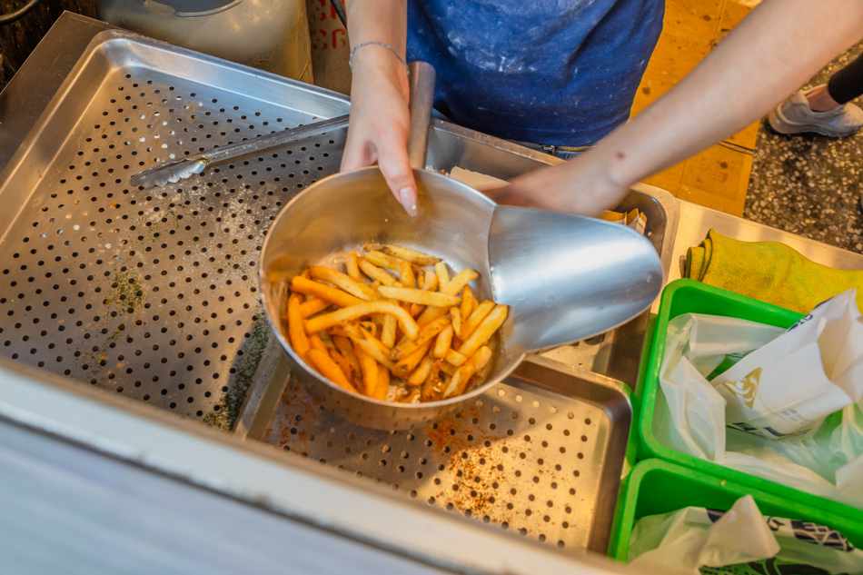 高雄楠梓在地人氣王騰之雞排,爆漿起司雞排 $100,經典台式風味