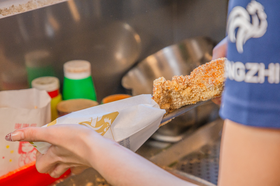 高雄楠梓在地人氣王騰之雞排,爆漿起司雞排 $100,經典台式風味