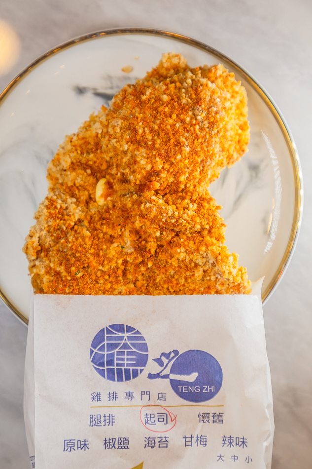 高雄楠梓在地人氣王騰之雞排,爆漿起司雞排 $100,經典台式風味