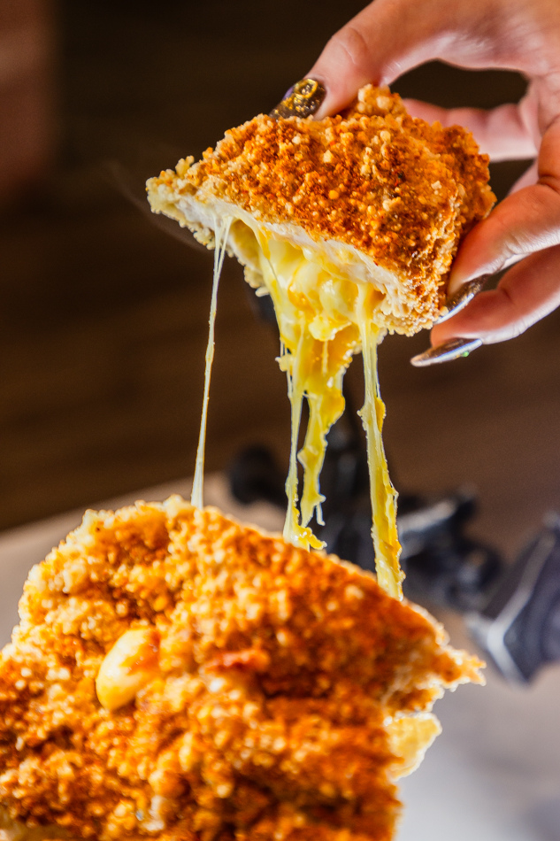 高雄楠梓在地人氣王騰之雞排,爆漿起司雞排 $100,經典台式風味