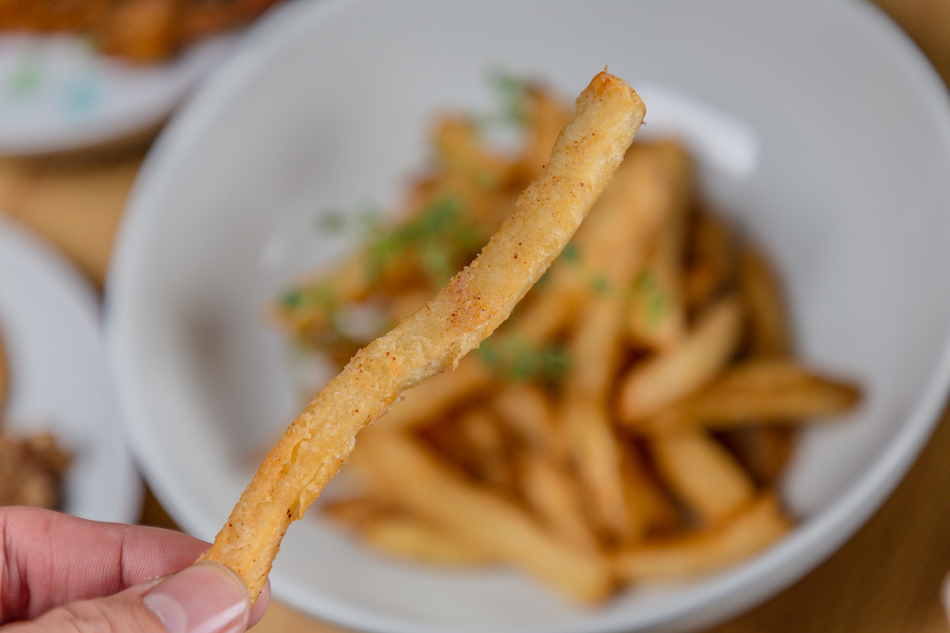 高雄楠梓在地人氣王騰之雞排,爆漿起司雞排 $100,經典台式風味