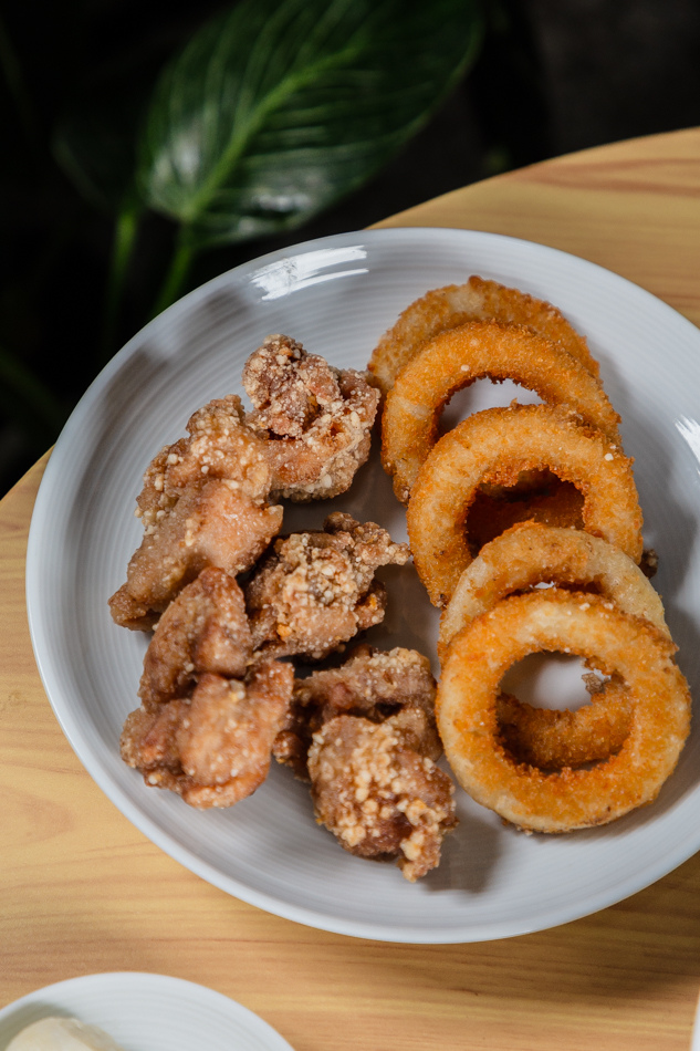 高雄楠梓在地人氣王騰之雞排,爆漿起司雞排 $100,經典台式風味