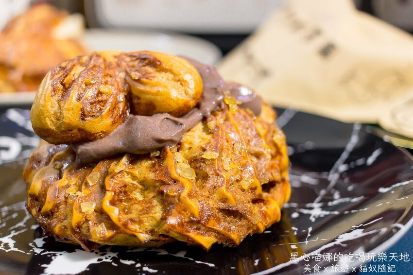 高雄苓雅︱菱果菱果泡芙　排隊也要吃！５０元！內餡輕盈飽滿到炸裂、外殼酥脆有層次的滿足系厚重脆皮大泡芙！