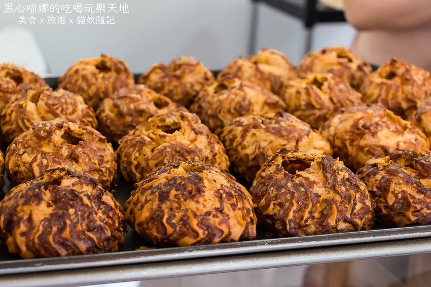 高雄苓雅︱菱果菱果泡芙　排隊也要吃！５０元！內餡輕盈飽滿到炸裂、外殼酥脆有層次的滿足系厚重脆皮大泡芙！