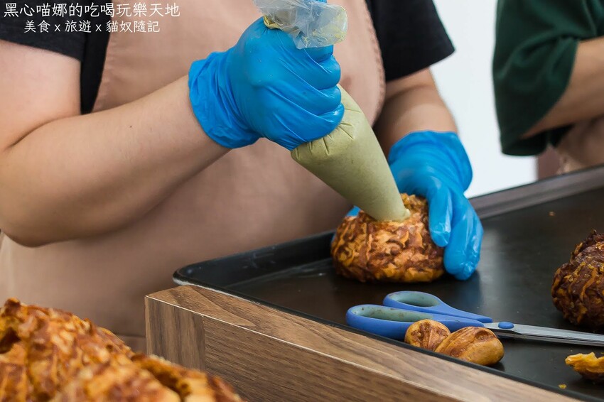 高雄苓雅︱菱果菱果泡芙　排隊也要吃！５０元！內餡輕盈飽滿到炸裂、外殼酥脆有層次的滿足系厚重脆皮大泡芙！