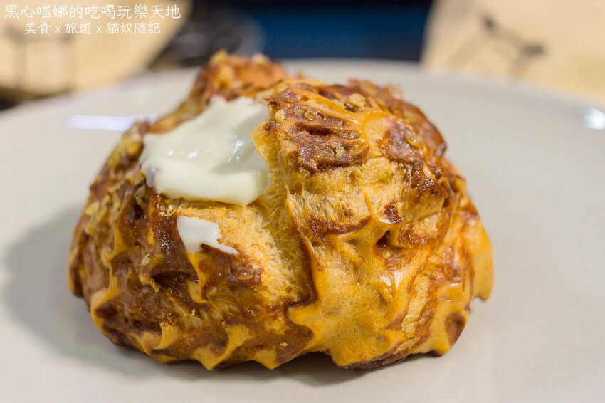 高雄苓雅︱菱果菱果泡芙　排隊也要吃！５０元！內餡輕盈飽滿到炸裂、外殼酥脆有層次的滿足系厚重脆皮大泡芙！