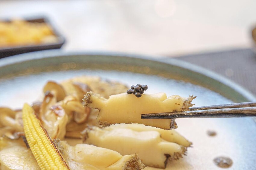 宜蘭最美無菜單鐵板燒|明水然.樂 宜蘭礁溪店,高CP值無菜單鐵板燒1600起活龍蝦 A5和牛 干貝 現流魚通通吃得到