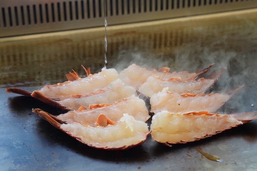 宜蘭最美無菜單鐵板燒|明水然.樂 宜蘭礁溪店,高CP值無菜單鐵板燒1600起活龍蝦 A5和牛 干貝 現流魚通通吃得到