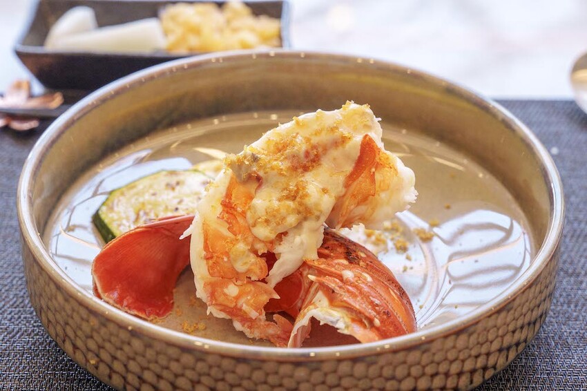 宜蘭最美無菜單鐵板燒|明水然.樂 宜蘭礁溪店,高CP值無菜單鐵板燒1600起活龍蝦 A5和牛 干貝 現流魚通通吃得到