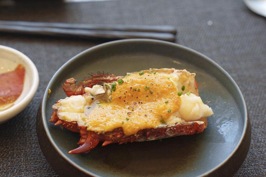 宜蘭最美無菜單鐵板燒|明水然.樂 宜蘭礁溪店,高CP值無菜單鐵板燒1600起活龍蝦 A5和牛 干貝 現流魚通通吃得到