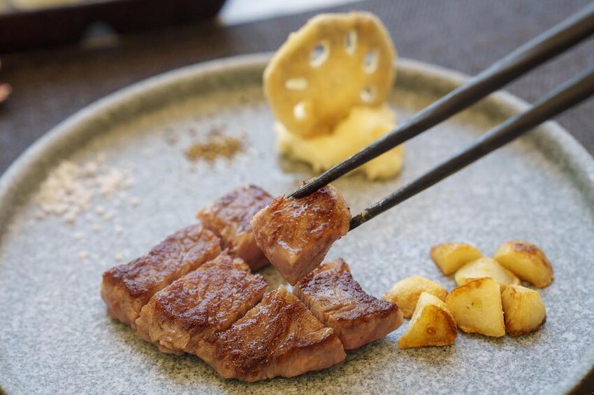 宜蘭最美無菜單鐵板燒|明水然.樂 宜蘭礁溪店,高CP值無菜單鐵板燒1600起活龍蝦 A5和牛 干貝 現流魚通通吃得到