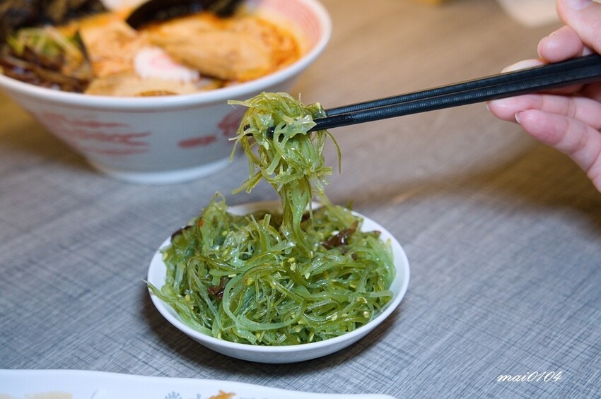 桃園中壢拉麵｜麵屋堂本～全台少見的藍色拉麵在中壢也吃的到了，