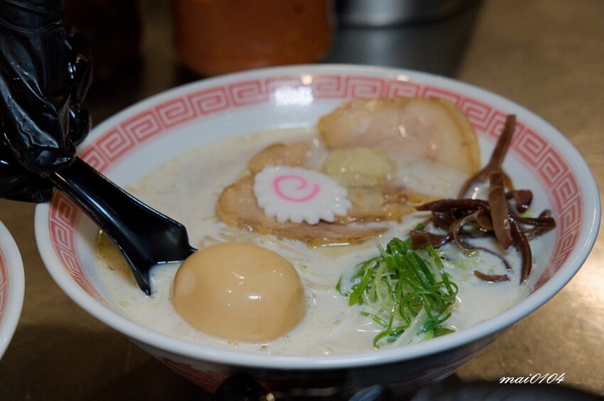 桃園中壢拉麵｜麵屋堂本～全台少見的藍色拉麵在中壢也吃的到了，