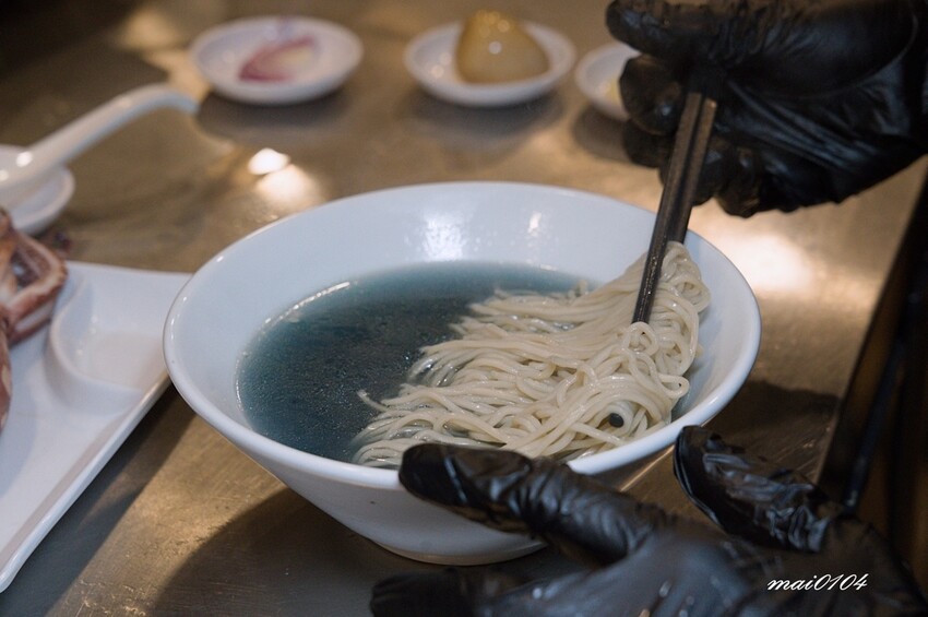 桃園中壢拉麵｜麵屋堂本～全台少見的藍色拉麵在中壢也吃的到了，