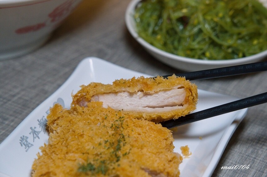 桃園中壢拉麵｜麵屋堂本～全台少見的藍色拉麵在中壢也吃的到了，