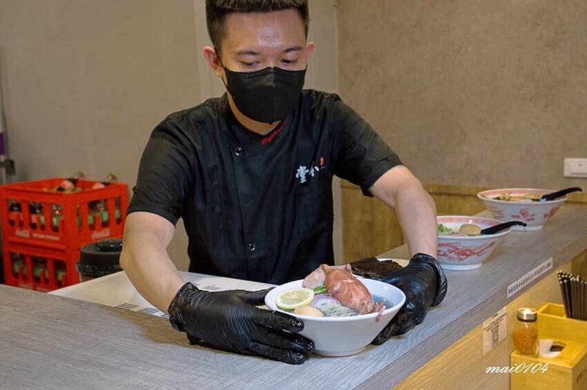 桃園中壢拉麵｜麵屋堂本～全台少見的藍色拉麵在中壢也吃的到了，