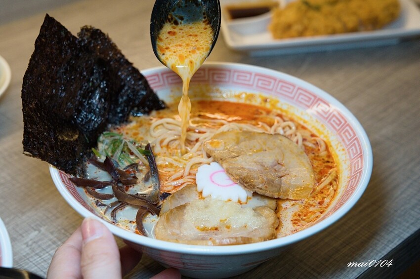 桃園中壢拉麵｜麵屋堂本～全台少見的藍色拉麵在中壢也吃的到了，