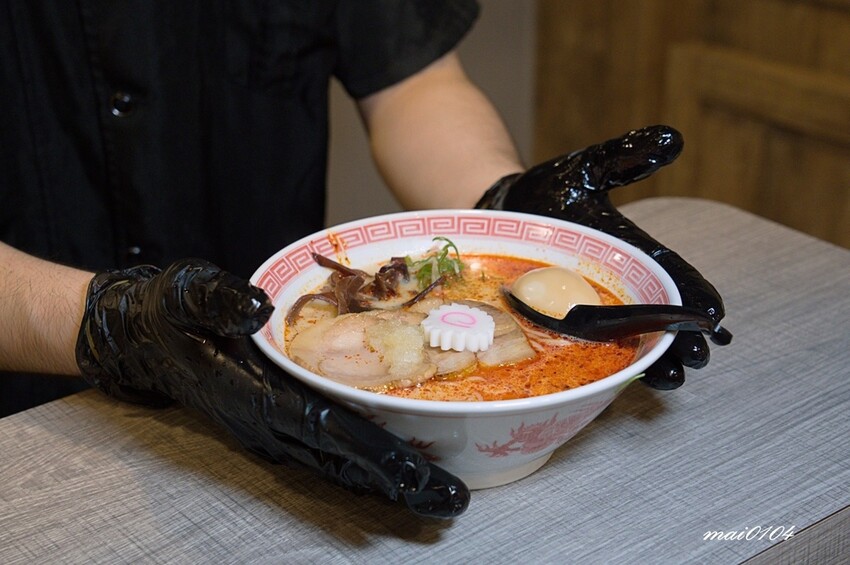 桃園中壢拉麵｜麵屋堂本～全台少見的藍色拉麵在中壢也吃的到了，