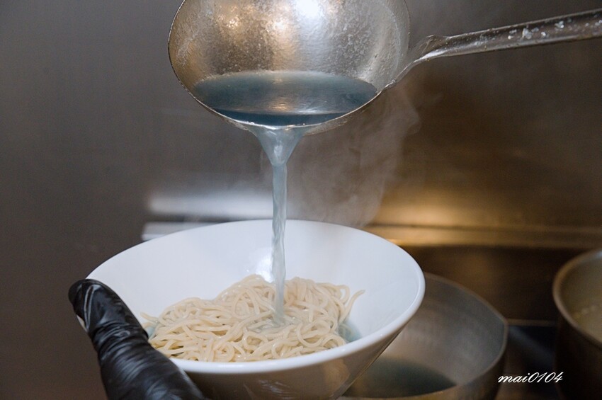 桃園中壢拉麵｜麵屋堂本～全台少見的藍色拉麵在中壢也吃的到了，