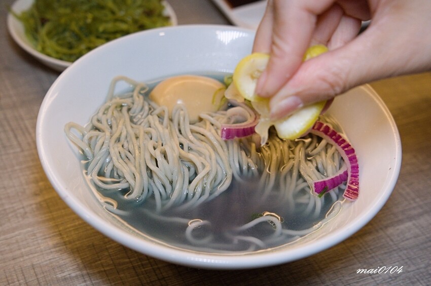 桃園中壢拉麵｜麵屋堂本～全台少見的藍色拉麵在中壢也吃的到了，