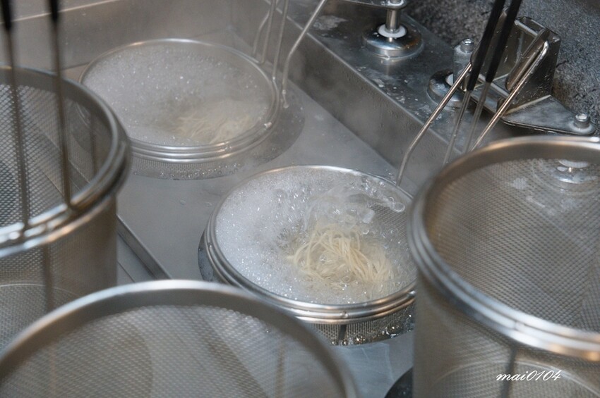 桃園中壢拉麵｜麵屋堂本～全台少見的藍色拉麵在中壢也吃的到了，