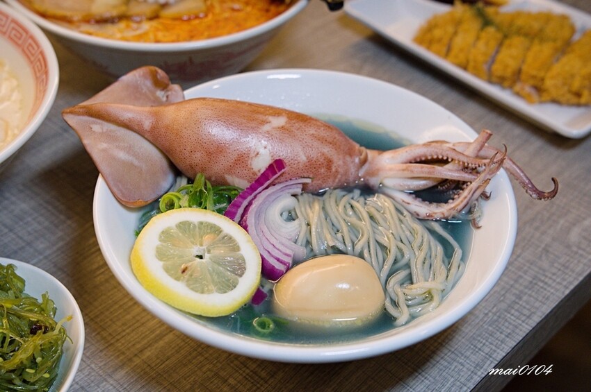 桃園中壢拉麵｜麵屋堂本～全台少見的藍色拉麵在中壢也吃的到了，