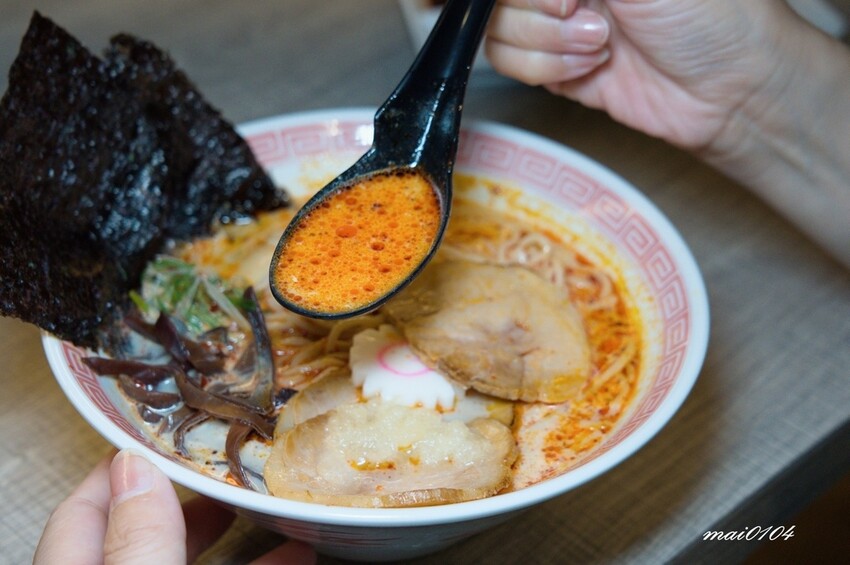 桃園中壢拉麵｜麵屋堂本～全台少見的藍色拉麵在中壢也吃的到了，