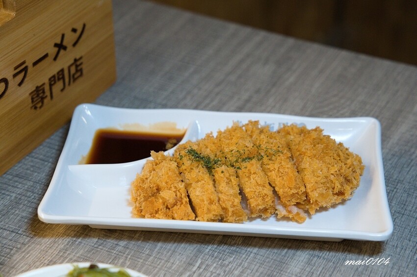 桃園中壢拉麵｜麵屋堂本～全台少見的藍色拉麵在中壢也吃的到了，