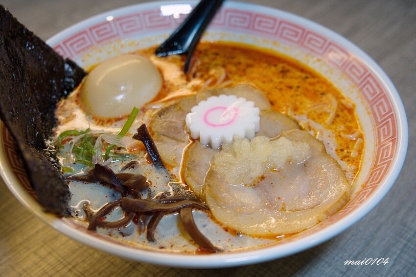 桃園中壢拉麵｜麵屋堂本～全台少見的藍色拉麵在中壢也吃的到了，