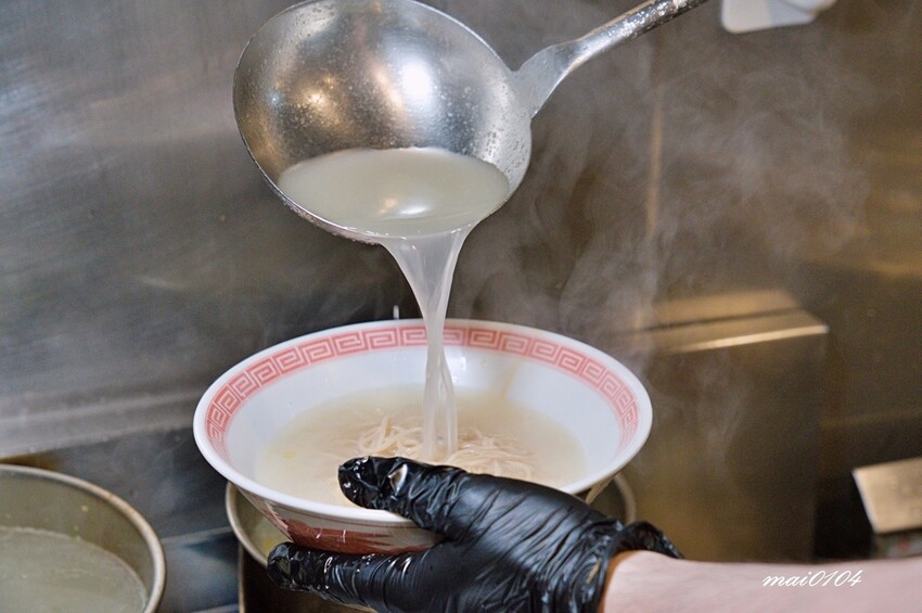 桃園中壢拉麵｜麵屋堂本～全台少見的藍色拉麵在中壢也吃的到了，