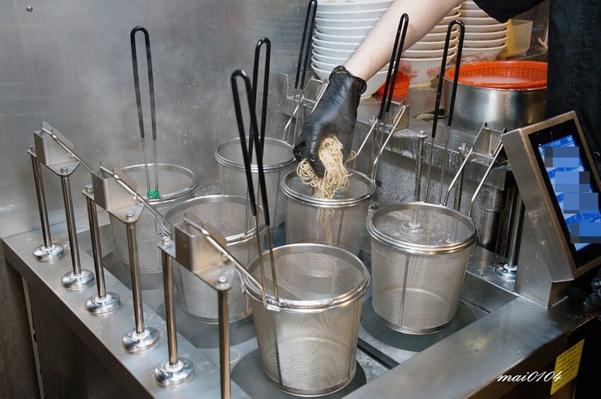 桃園中壢拉麵｜麵屋堂本～全台少見的藍色拉麵在中壢也吃的到了，