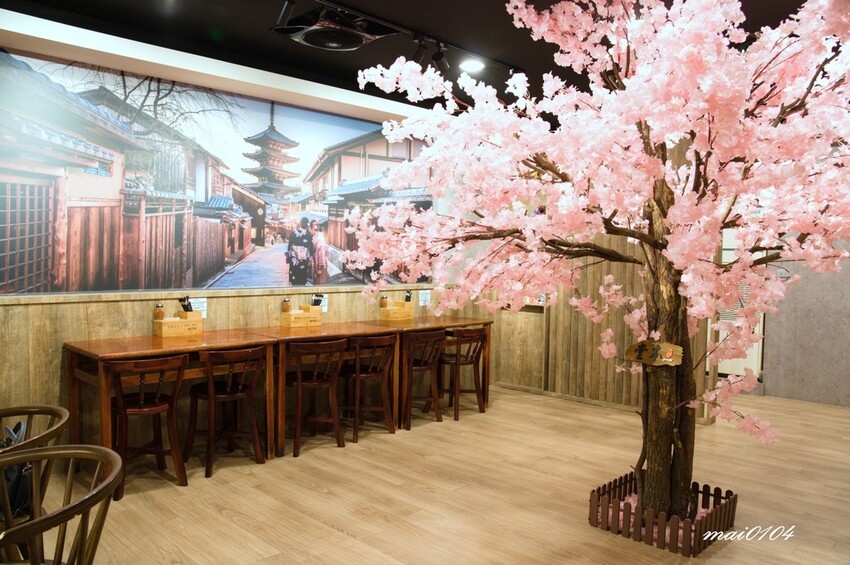 桃園中壢拉麵｜麵屋堂本～全台少見的藍色拉麵在中壢也吃的到了，