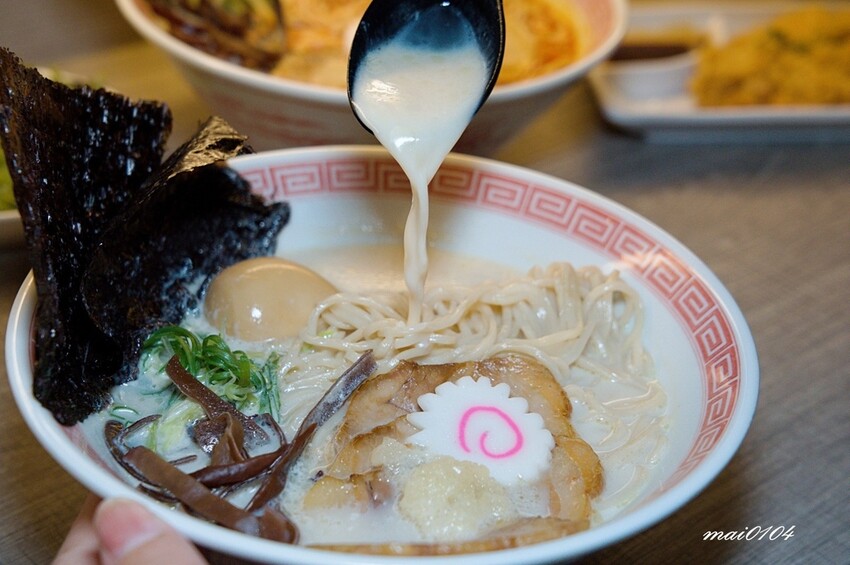 桃園中壢拉麵｜麵屋堂本～全台少見的藍色拉麵在中壢也吃的到了，