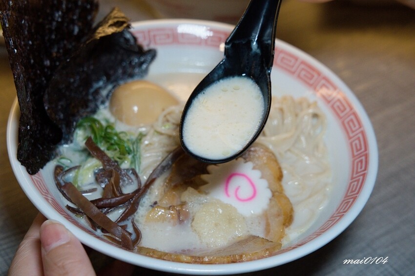 桃園中壢拉麵｜麵屋堂本～全台少見的藍色拉麵在中壢也吃的到了，