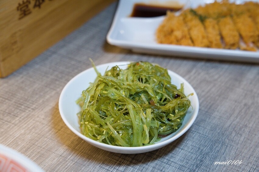 桃園中壢拉麵｜麵屋堂本～全台少見的藍色拉麵在中壢也吃的到了，