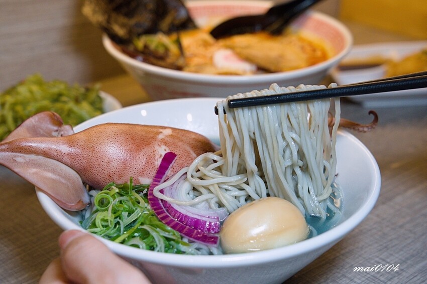 桃園中壢拉麵｜麵屋堂本～全台少見的藍色拉麵在中壢也吃的到了，