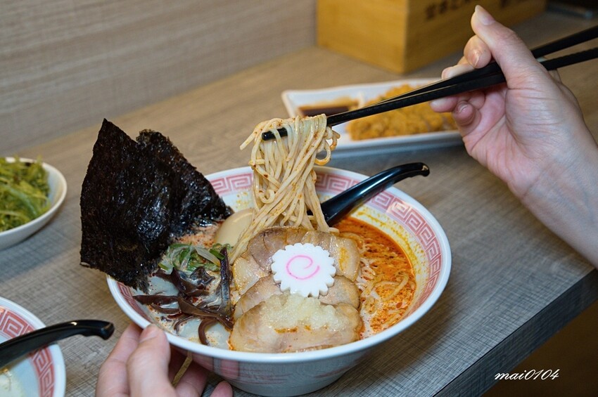 桃園中壢拉麵｜麵屋堂本～全台少見的藍色拉麵在中壢也吃的到了，
