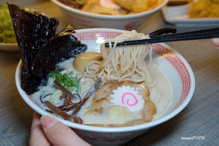 桃園中壢拉麵｜麵屋堂本～全台少見的藍色拉麵在中壢也吃的到了，