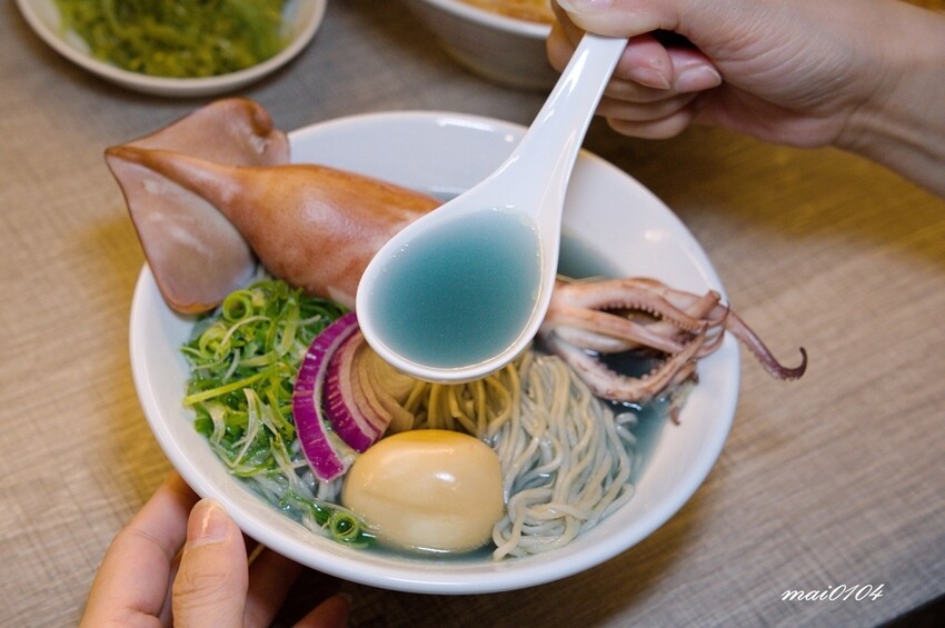 桃園中壢拉麵｜麵屋堂本～全台少見的藍色拉麵在中壢也吃的到了，