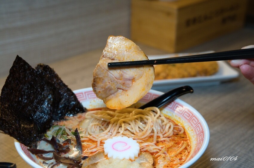 桃園中壢拉麵｜麵屋堂本～全台少見的藍色拉麵在中壢也吃的到了，