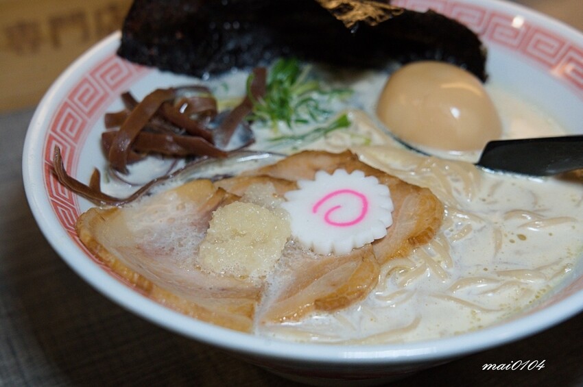 桃園中壢拉麵｜麵屋堂本～全台少見的藍色拉麵在中壢也吃的到了，