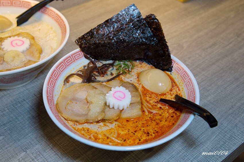 桃園中壢拉麵｜麵屋堂本～全台少見的藍色拉麵在中壢也吃的到了，