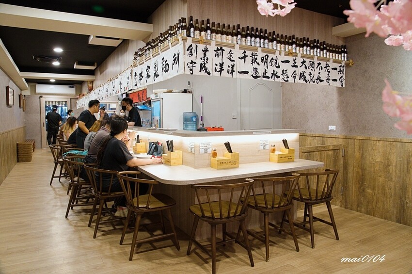 桃園中壢拉麵｜麵屋堂本～全台少見的藍色拉麵在中壢也吃的到了，