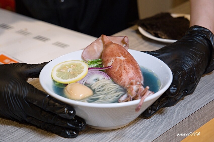 桃園中壢拉麵｜麵屋堂本～全台少見的藍色拉麵在中壢也吃的到了，