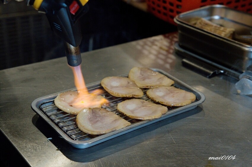 桃園中壢拉麵｜麵屋堂本～全台少見的藍色拉麵在中壢也吃的到了，