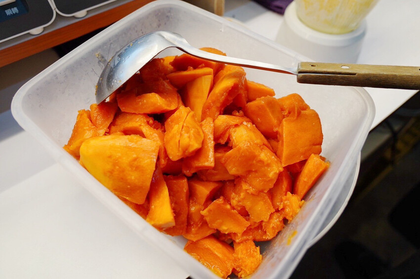 肉夾饃夾滷肉、滷蛋、千張豆皮好澎湃!加辣更好吃~隔壁木瓜牛奶45元必買