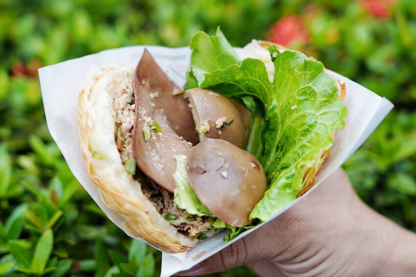 肉夾饃夾滷肉、滷蛋、千張豆皮好澎湃!加辣更好吃~隔壁木瓜牛奶45元必買