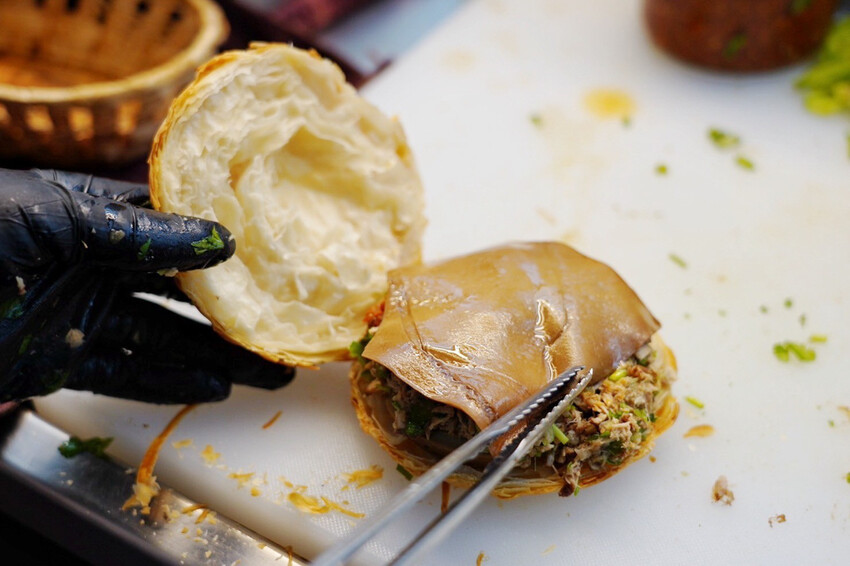 肉夾饃夾滷肉、滷蛋、千張豆皮好澎湃!加辣更好吃~隔壁木瓜牛奶45元必買