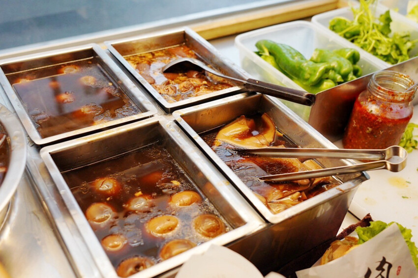 肉夾饃夾滷肉、滷蛋、千張豆皮好澎湃!加辣更好吃~隔壁木瓜牛奶45元必買